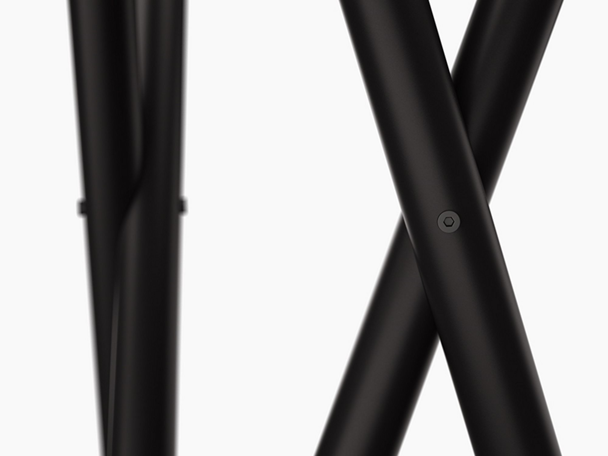 Detailaufnahme der schwarzen New Tendency Hash Garderobe, minimalistisches Design mit gekreuzten Stangen.