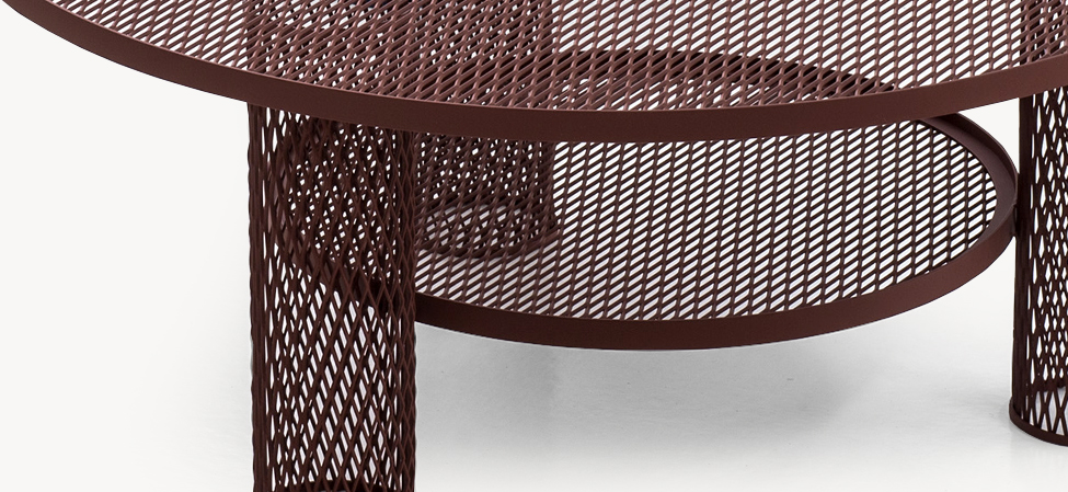 Detailansicht: Brauner Net Beistelltisch von Moroso mit filigranem Metallgeflecht und runder Tischplatte.