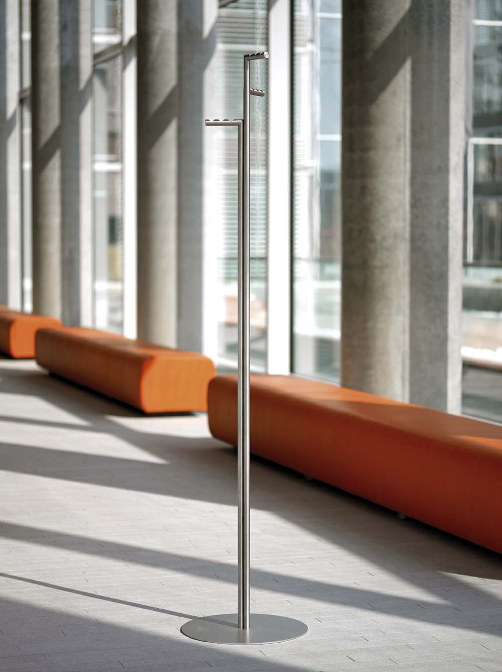 Zinox Garderobenständer von Schönbuch, freistehend, aus Metall, mit Huthalter und Kleiderhaken, modernes Design.