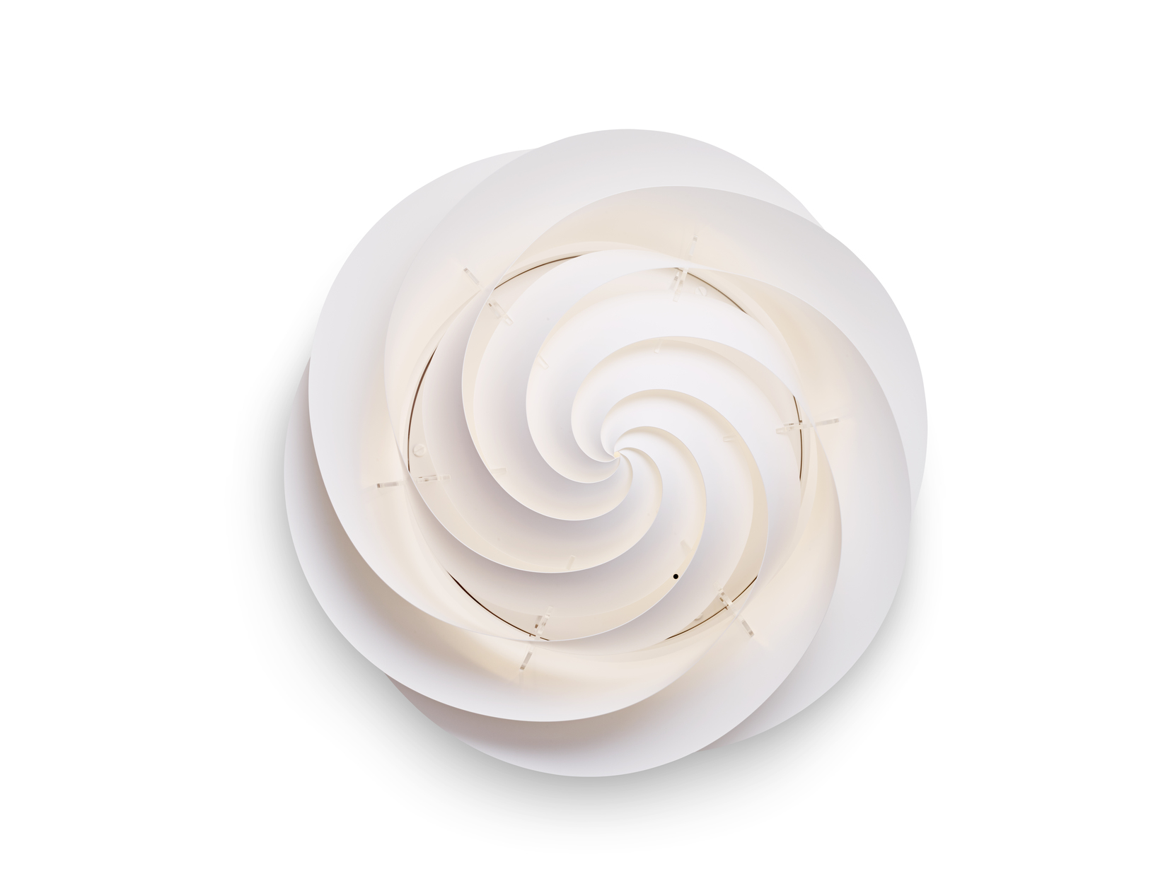 Weiße Swirl Deckenleuchte von Le Klint, spiralförmiges Design für moderne Beleuchtung.