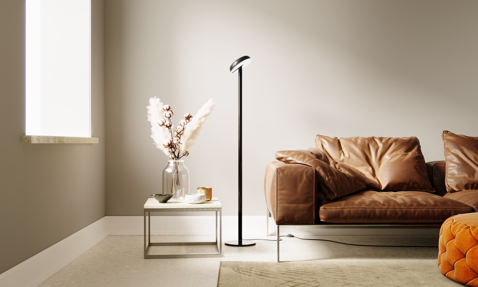 Cabriolette Stehleuchte von Martinelli Luce in Schwarz neben einem braunen Ledersofa.