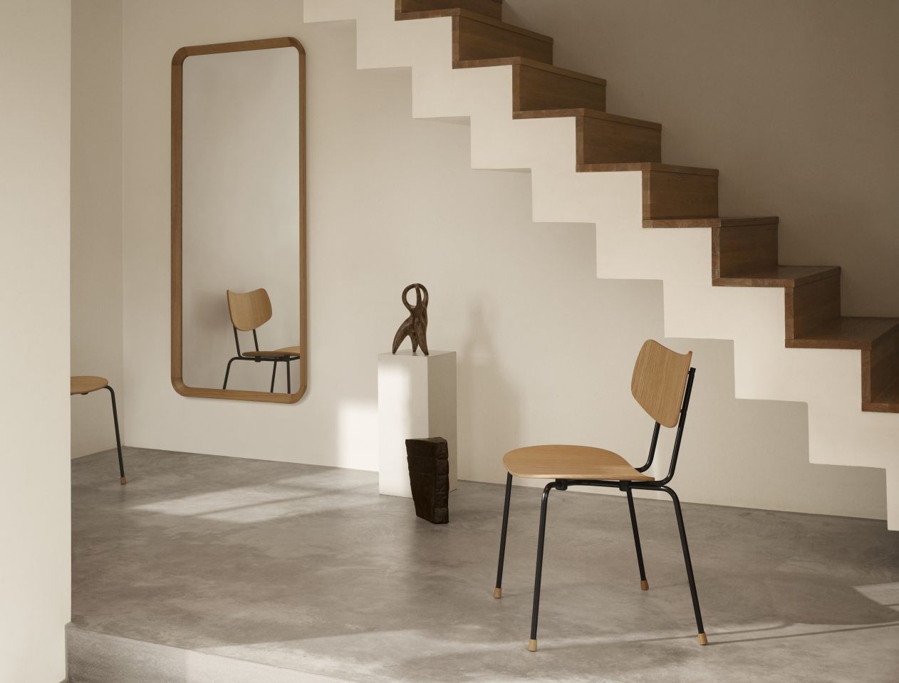 VLA62 Radio House Mirror von Carl Hansen & Søn, ein rechteckiger Holzspiegel im minimalistischen Interieur.