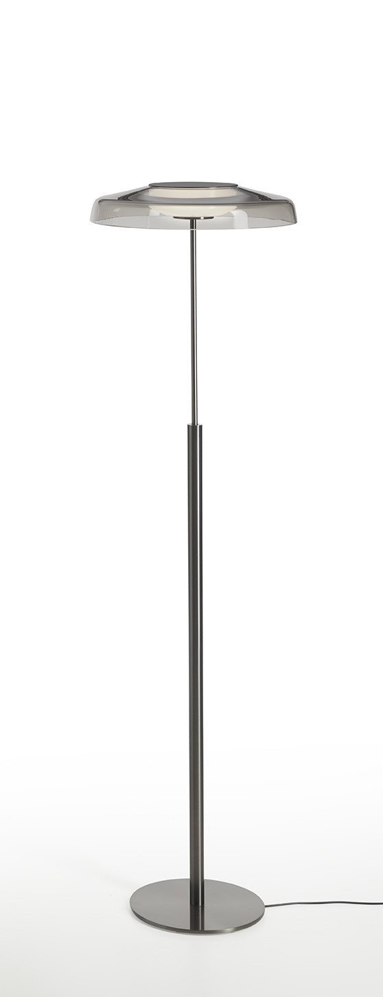 Dora Stehleuchte von Oluce: Moderne Stehlampe mit grauem Schirm und schlankem, dunklem Fuß.