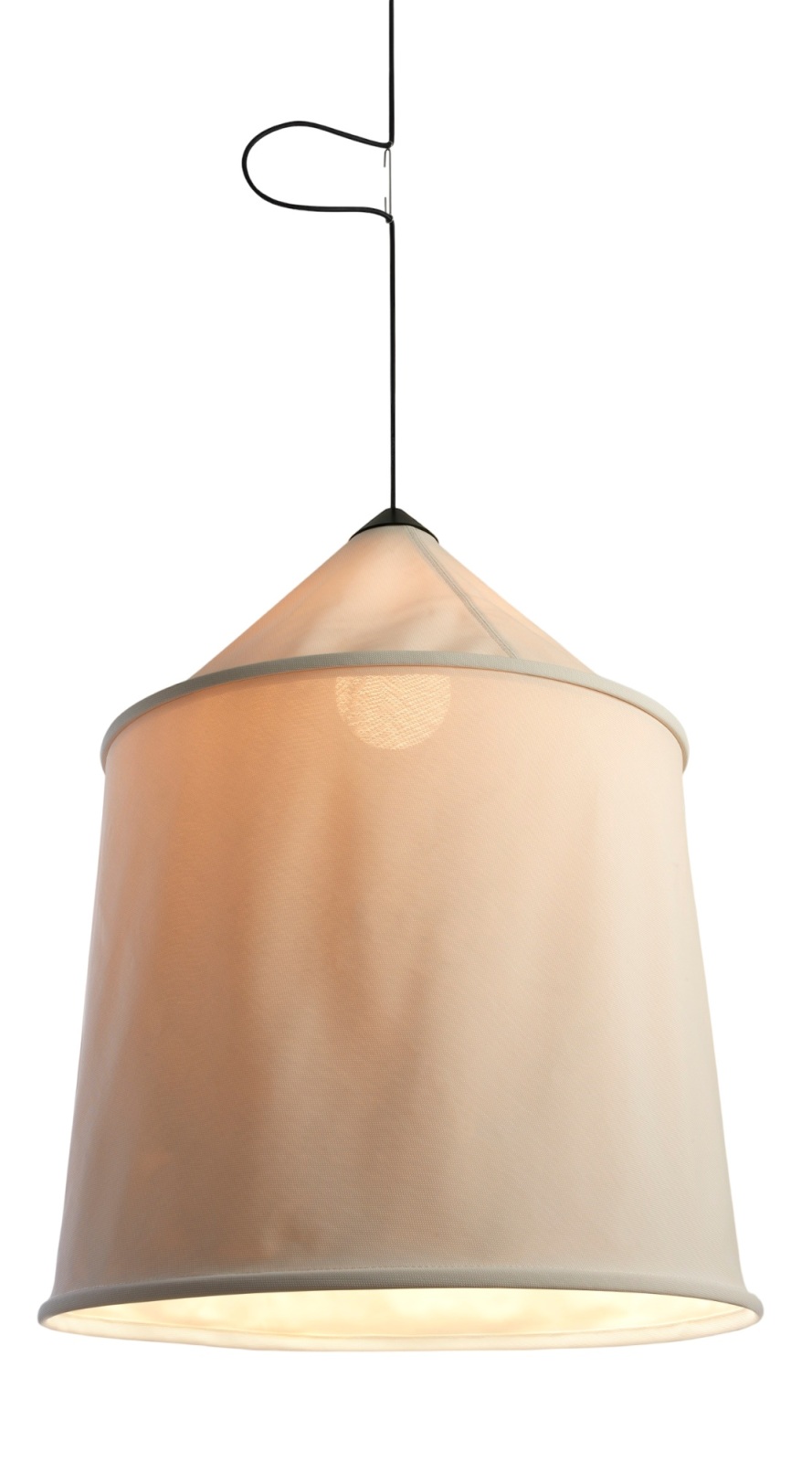 Beige Jaima Pendelleuchte von Marset für den Außenbereich. Moderne Hängelampe mit Textilschirm.