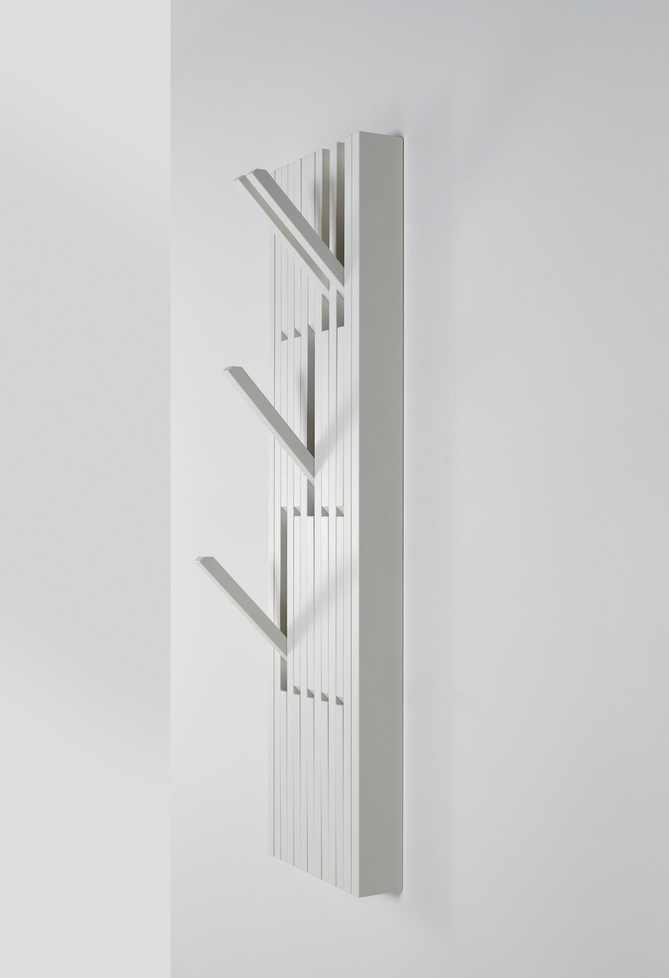 Weiße Piano Wandgarderobe mit ausklappbaren Haken aus Buche, moderne Garderobenleiste für Flur.