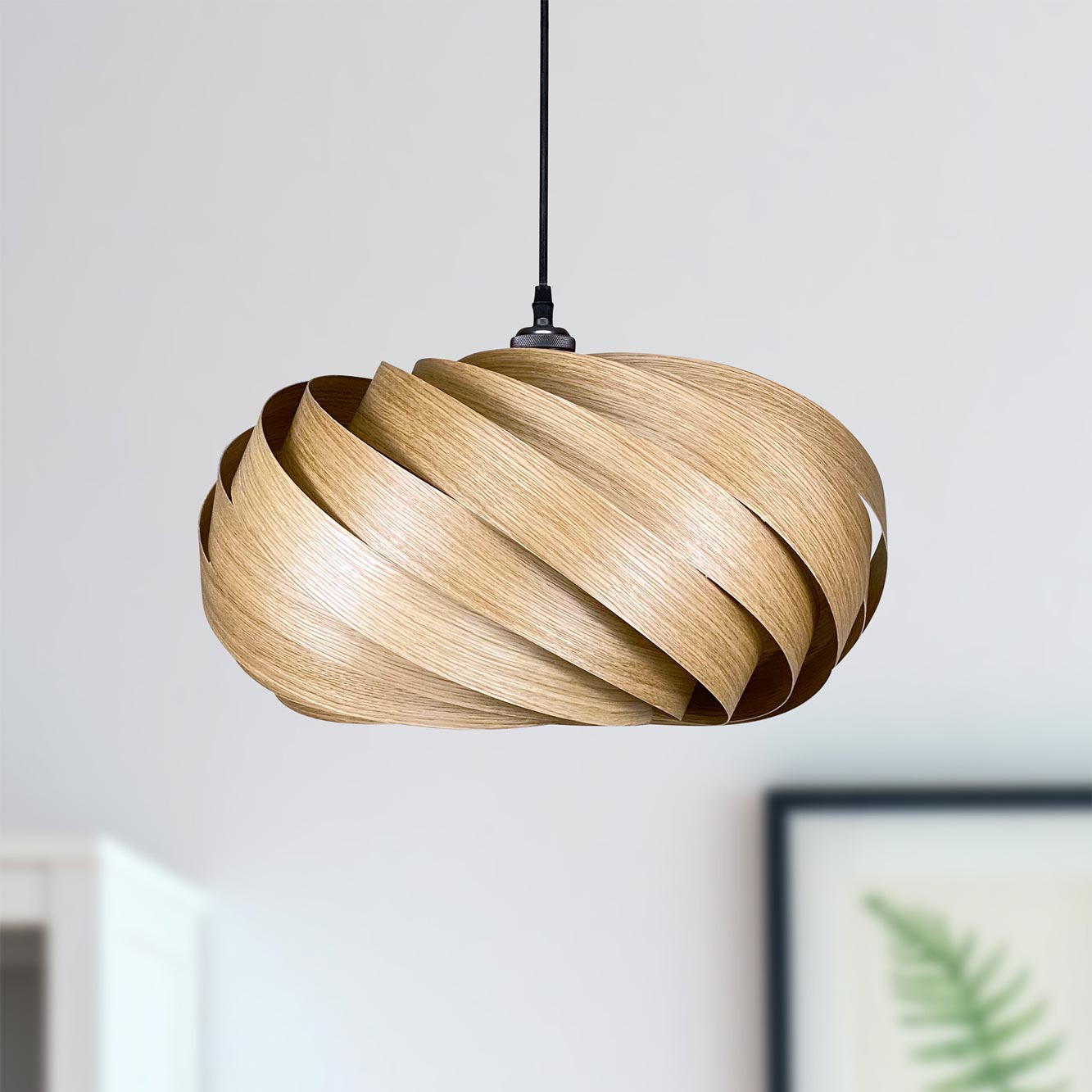 Quiescenta Hängeleuchte aus Eiche, Ø45 cm. Moderne Holzlampe für Wohnzimmer und Esszimmer.