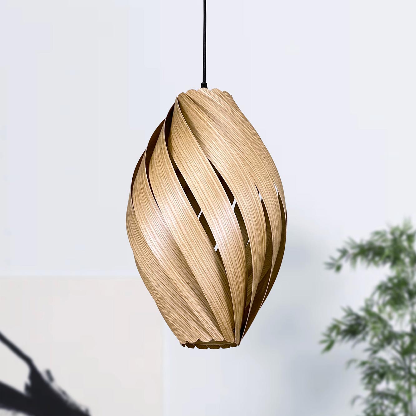 Ardére Hängeleuchte aus Eiche: Runde, moderne Pendelleuchte aus Holz für stilvolle Beleuchtung.