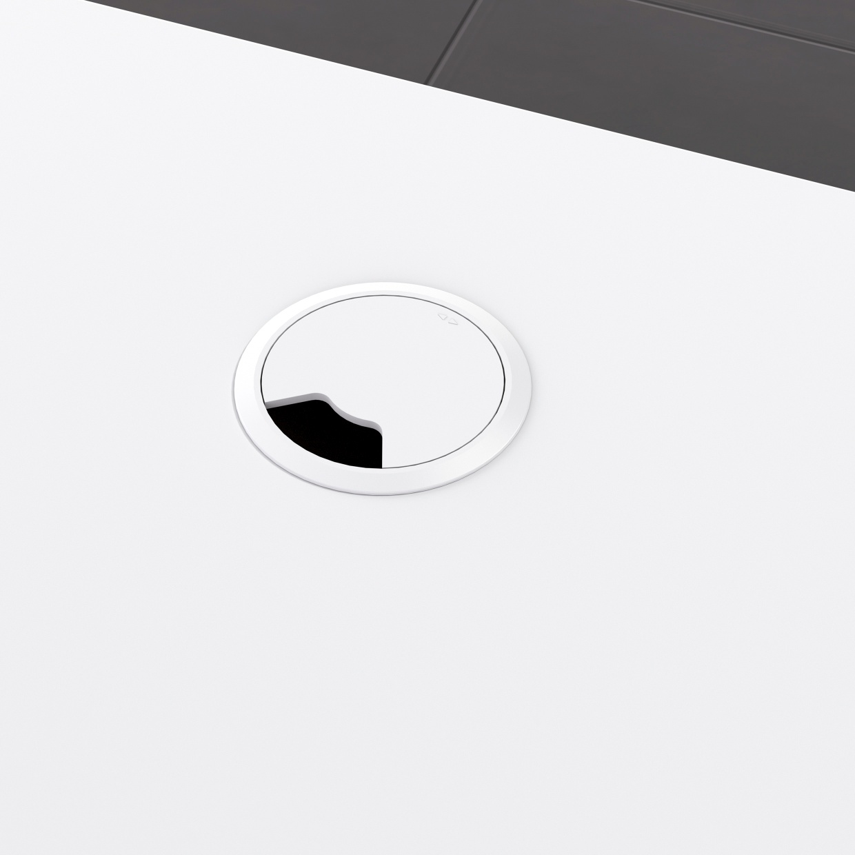 Detailansicht: Kabeldurchlass im weißen Crew T Schreibtisch von Palmberg für ordentliches Kabelmanagement.