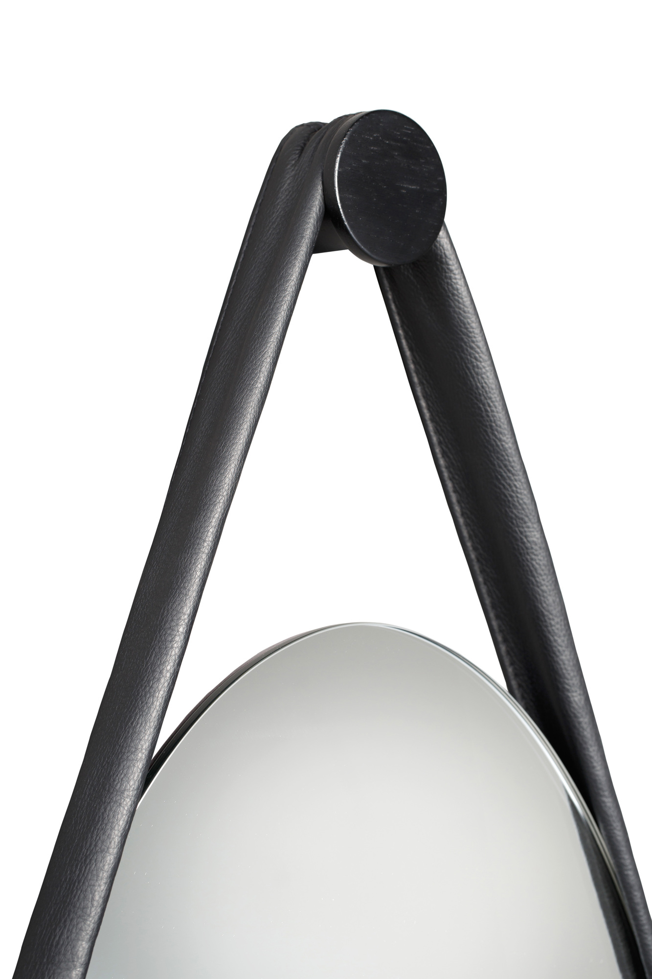 Detailaufnahme: Runder Wandspiegel "Hide" mit schwarzem Eichenrahmen und Lederaufhängung.