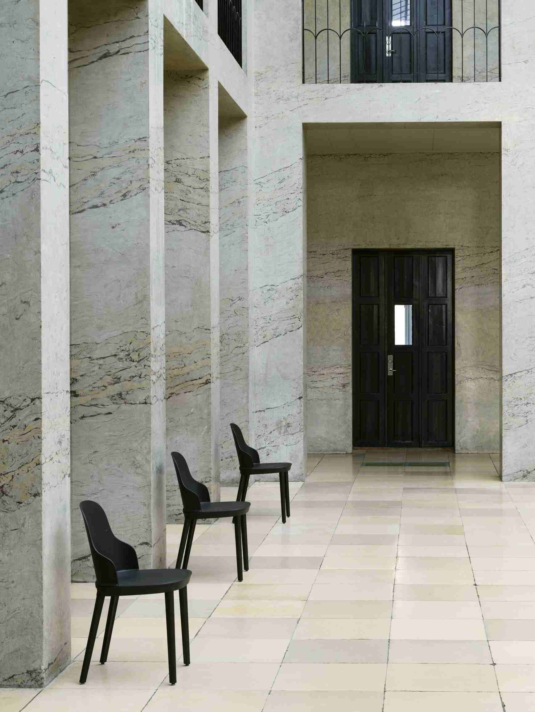 Drei schwarze Allez Chair Stühle von Normann Copenhagen in einem eleganten Innenraum.