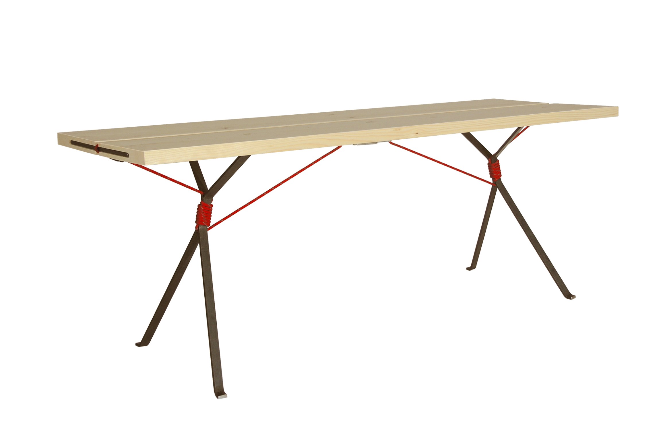 Kampenwand Tisch von Moormann: Moderner Holztisch mit roten Seilen und Metallbeinen. Designmöbel für Wohnzimmer.