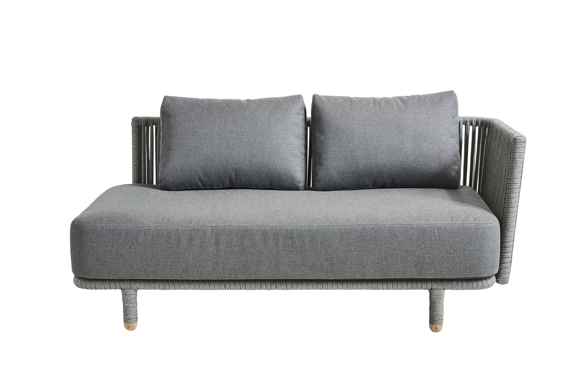 Graues Cane-Line Moments Outdoor Sofa 2-Sitzer mit linker Armlehne und zwei Kissen.