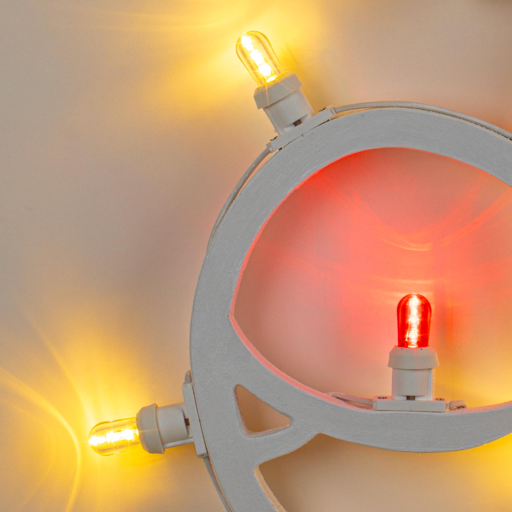 Hotlight Biceps LED Leuchte von Seletti: Detailaufnahme der Designerlampe mit gelben und rotem Licht.