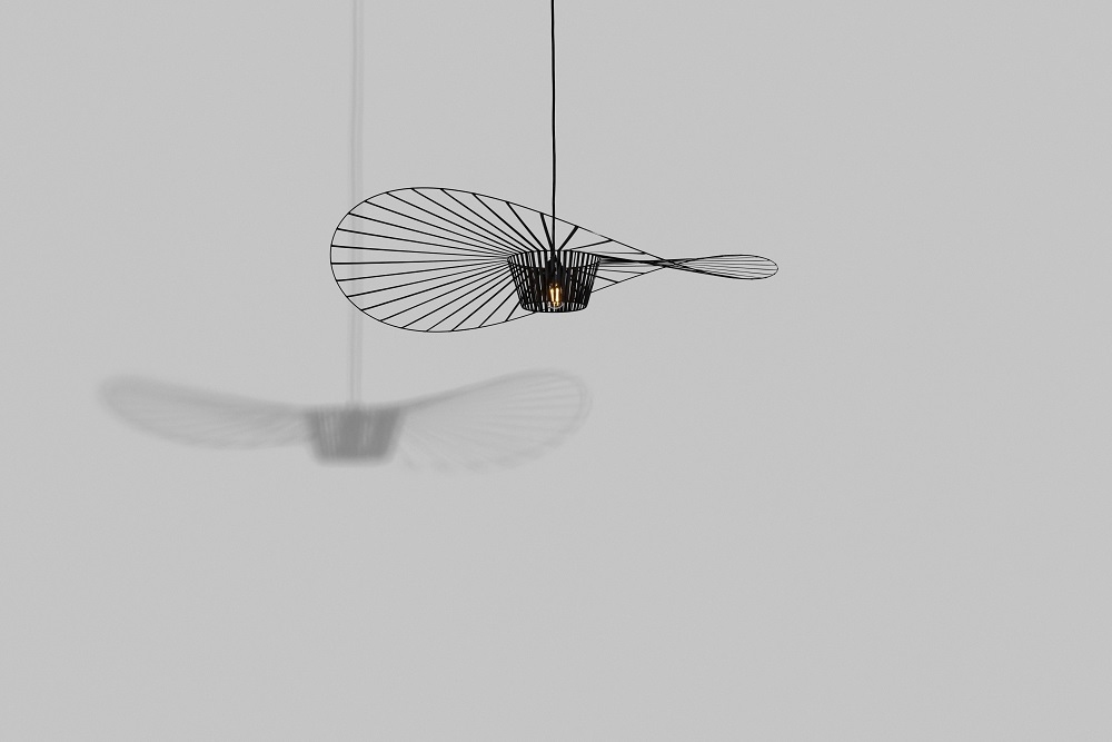 Schwarze Vertigo Pendelleuchte XS von Petite Friture mit filigranem Design und besonderem Licht- und Schattenspiel.