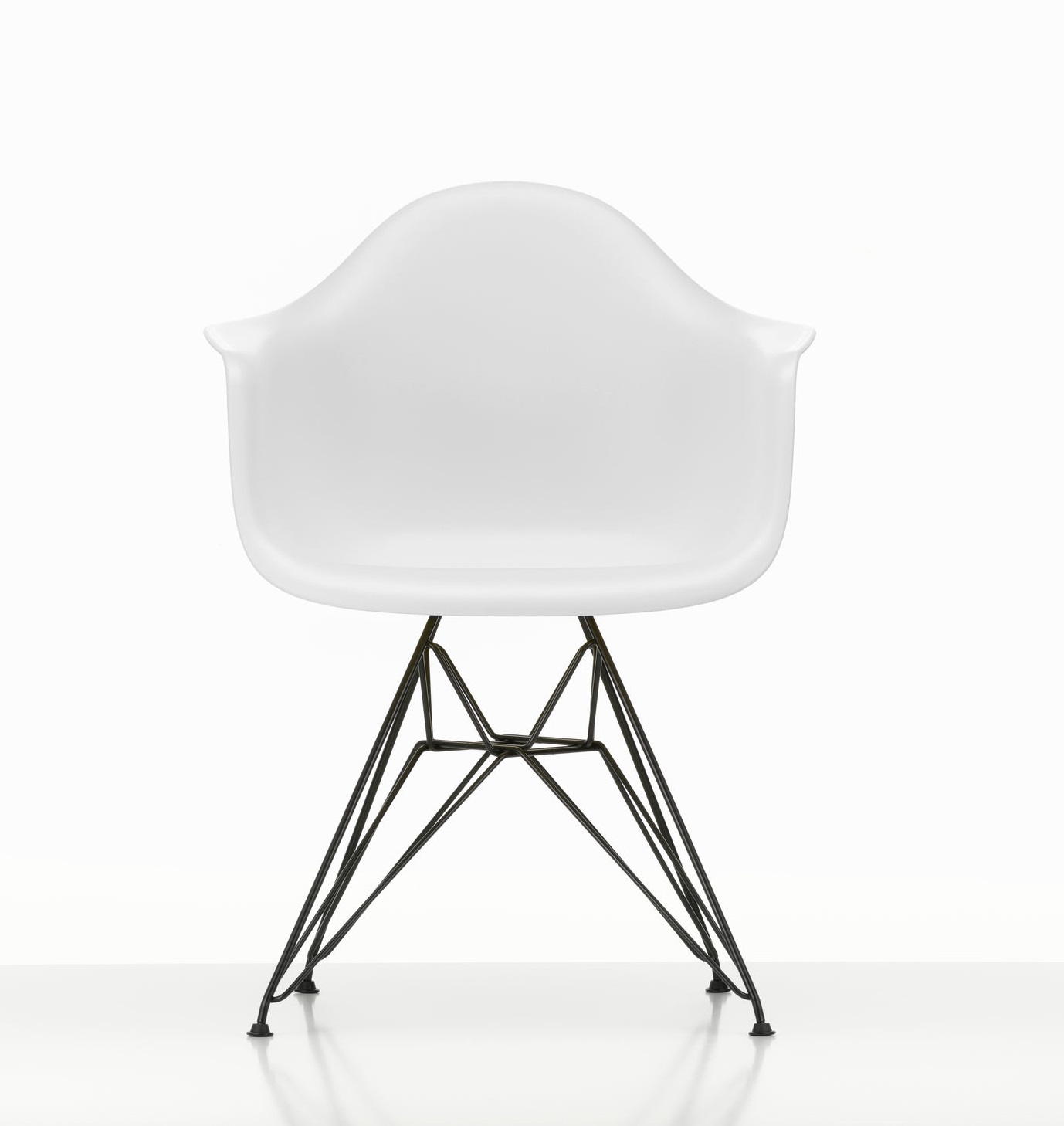 Weißer Eames Plastic Armchair DAR Stuhl von Vitra mit schwarzem Eiffelturm-Untergestell. Designklassiker für Wohnen und Büro.