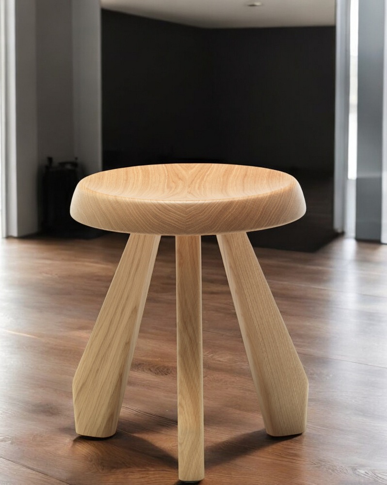 Cassina Méribel Hocker aus hellem Holz, runder Sitz und drei Beine. Designhocker.