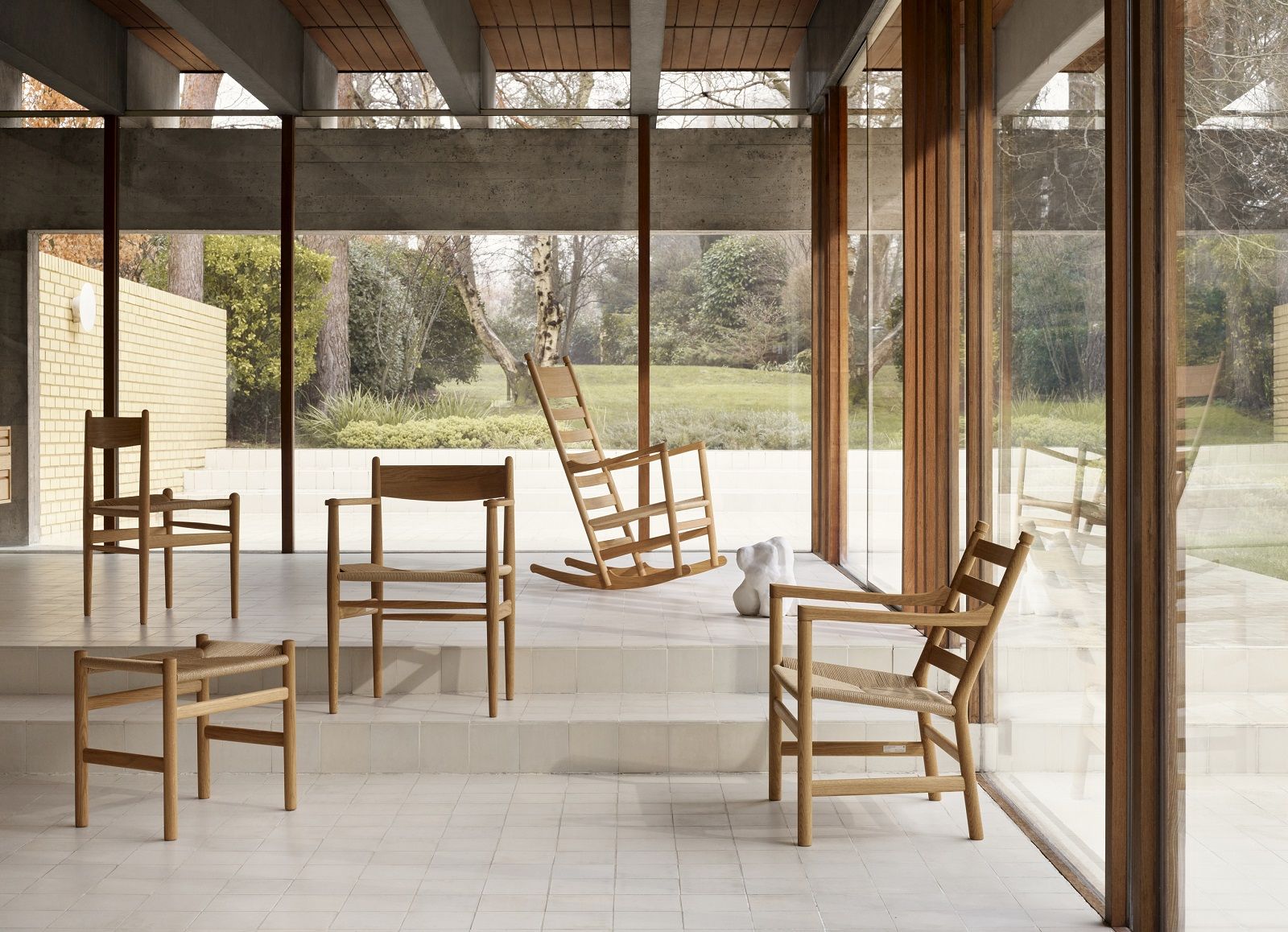 CH46 Armchair von Carl Hansen & Søn: Holzstuhl mit Armlehnen und geflochtener Sitzfläche.