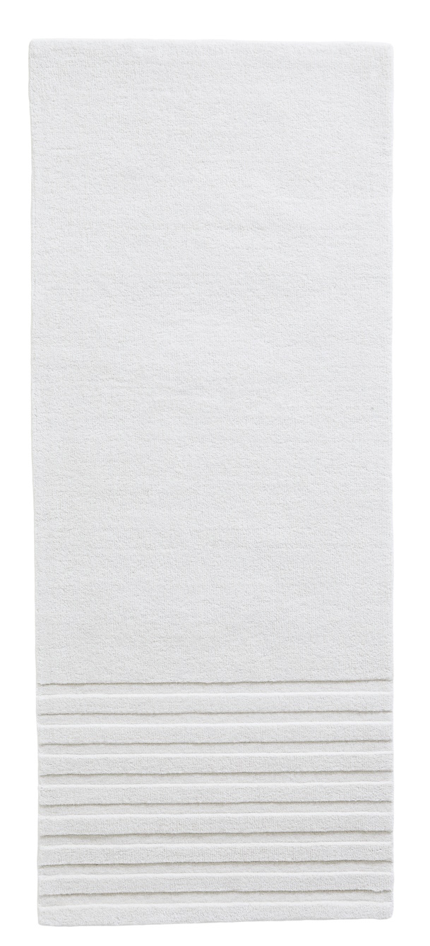 Weißer Kyoto Rug Teppich von Woud, 80x200 cm, mit dekorativen Linien am unteren Ende.