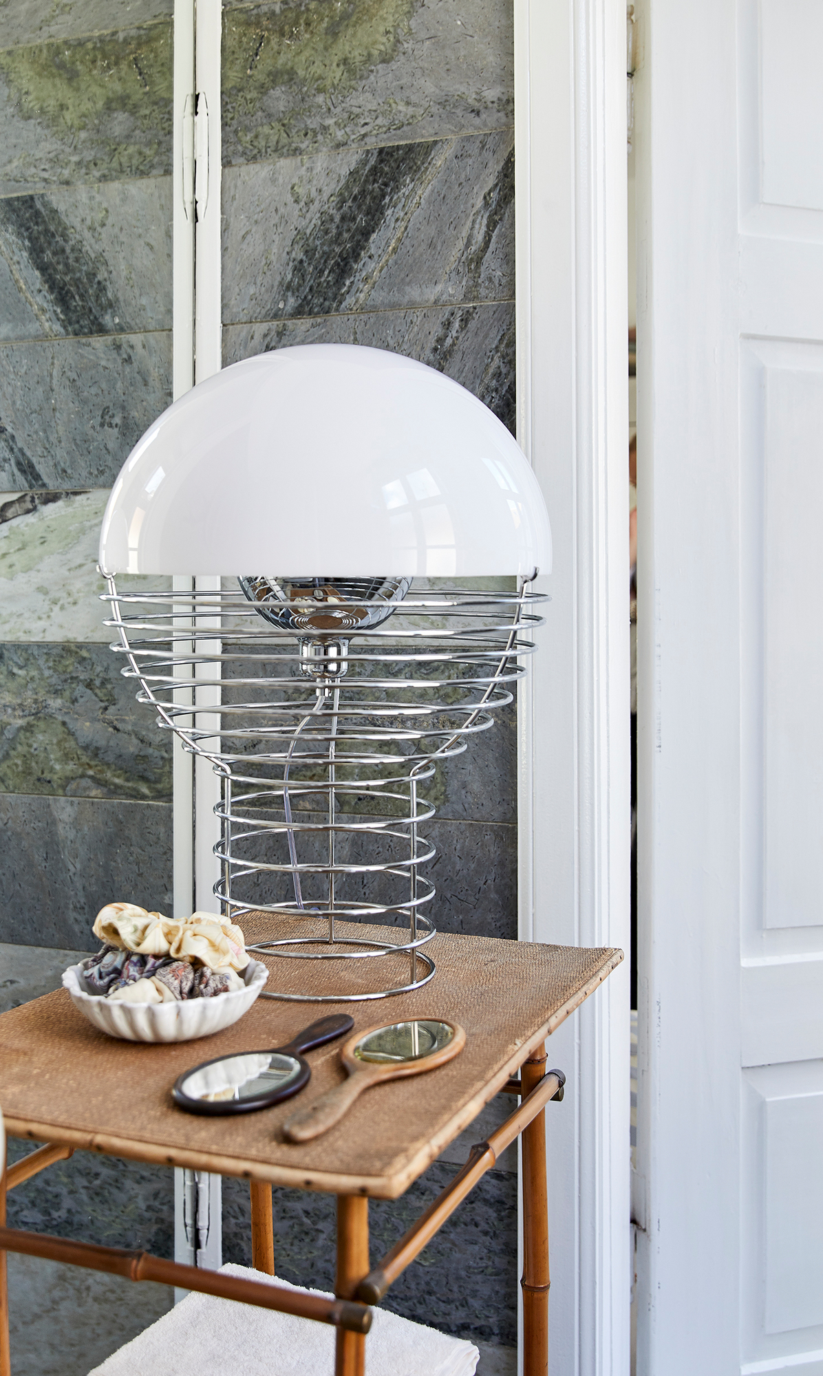 Verpan Wire Large Tischleuchte: Moderne Lampe mit weißem Schirm und Drahtgestell auf einem Beistelltisch.