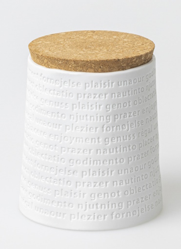 Raumpoesie Vorratsdose mit Korkdeckel. Weiße Dose mit geprägten Genuss-Wörtern. Ideal für Küche und Aufbewahrung.