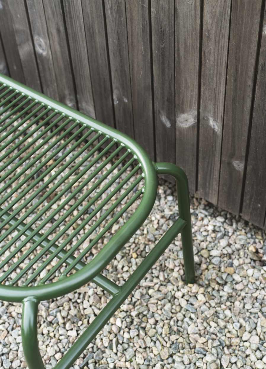 Detailaufnahme der grünen Normann Copenhagen Vig Bank, eine moderne Gartenbank aus Metall.