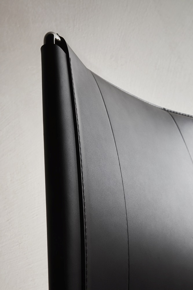 Detailaufnahme des schwarzen Lederstuhls, möglicherweise ein Neil Leather Chair von MDF Italia.