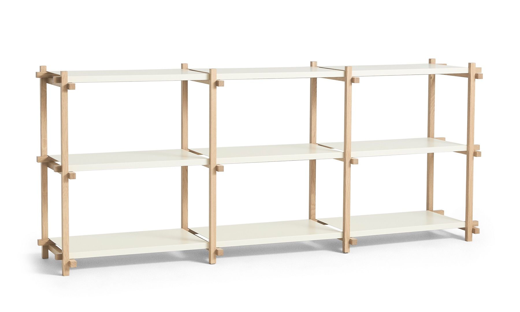Helles Woody Regal von Hay mit drei Ebenen und Holzgestell, ideal für Wohnzimmer und Büro.