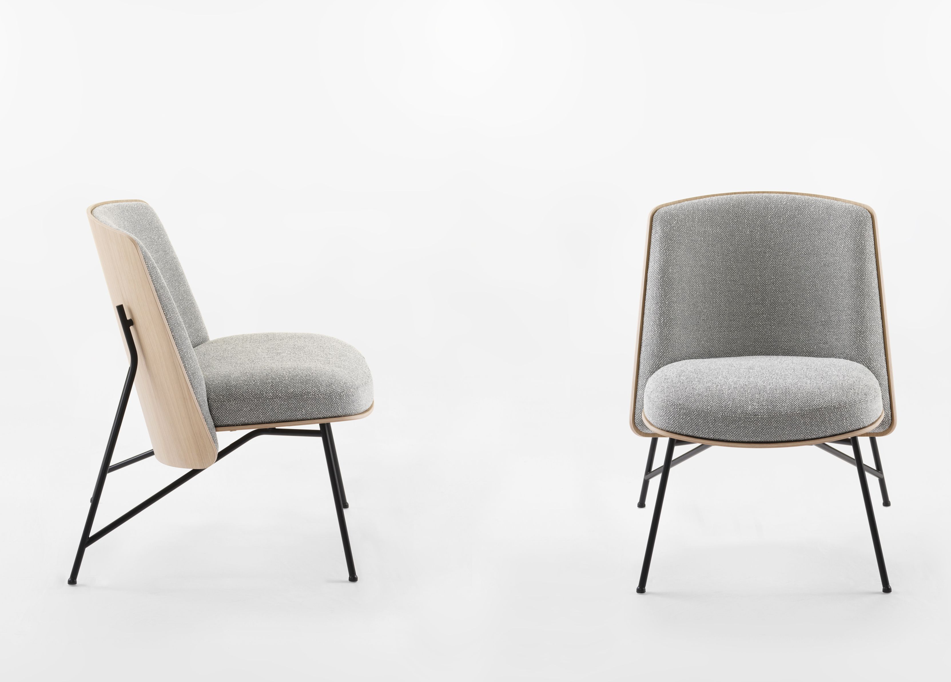 Tinker Sessel von Prostoria, grauer Stoffbezug, Holzrahmen und schwarzes Metallgestell, modernes Design.