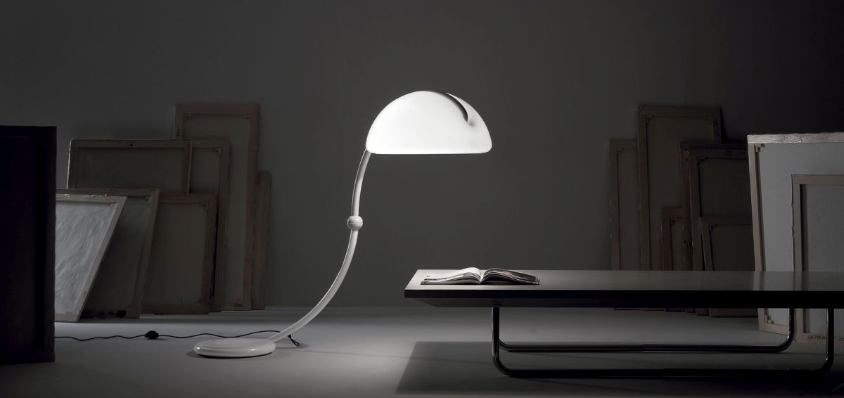 Serpente Tischleuchte von Martinelli Luce: Elegante, goldfarbene Designerlampe mit geschwungenem Arm und hellem Schirm.