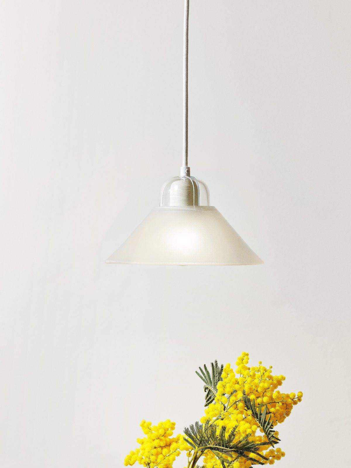 Weiße Kalo Pendelleuchte von Design House Stockholm, moderne Hängelampe für Wohnzimmer und Esszimmer.