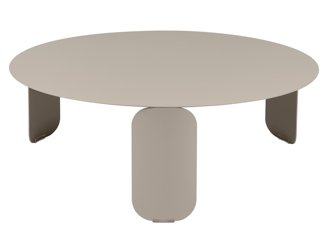 Bebop Beistelltisch von Fermob, Outdoor Tisch in Taupe mit runder Tischplatte.