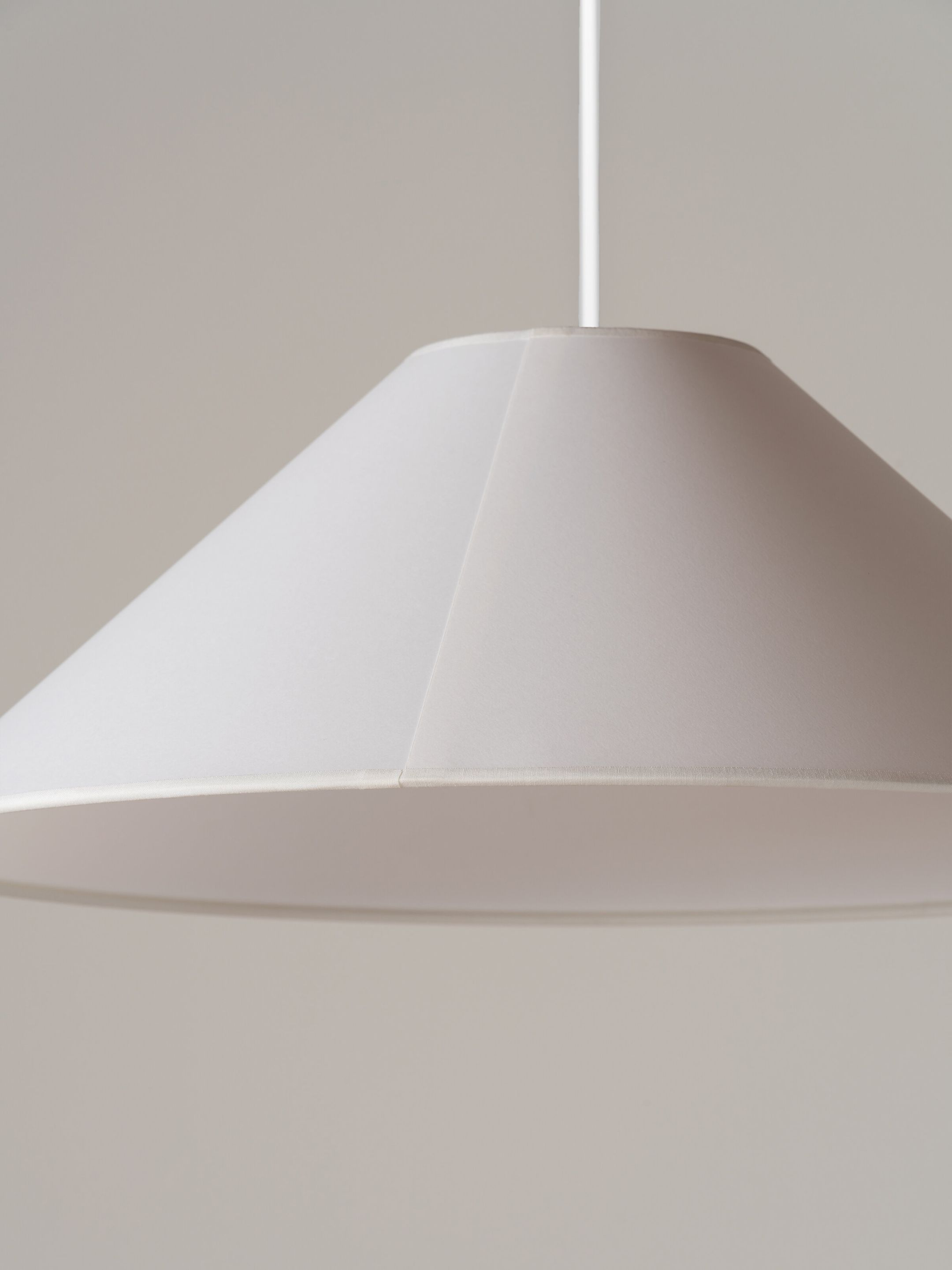 Weiße Sísísí Pendelleuchte von Santa & Cole mit konischem Lampenschirm, modernes Design für Wohnräume.