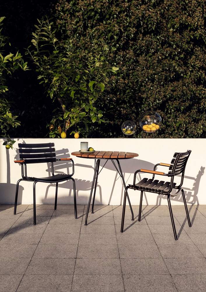 Houe ReClips Dining Stuhl und Gartentisch auf Terrasse, modernes Outdoor Möbel Set.