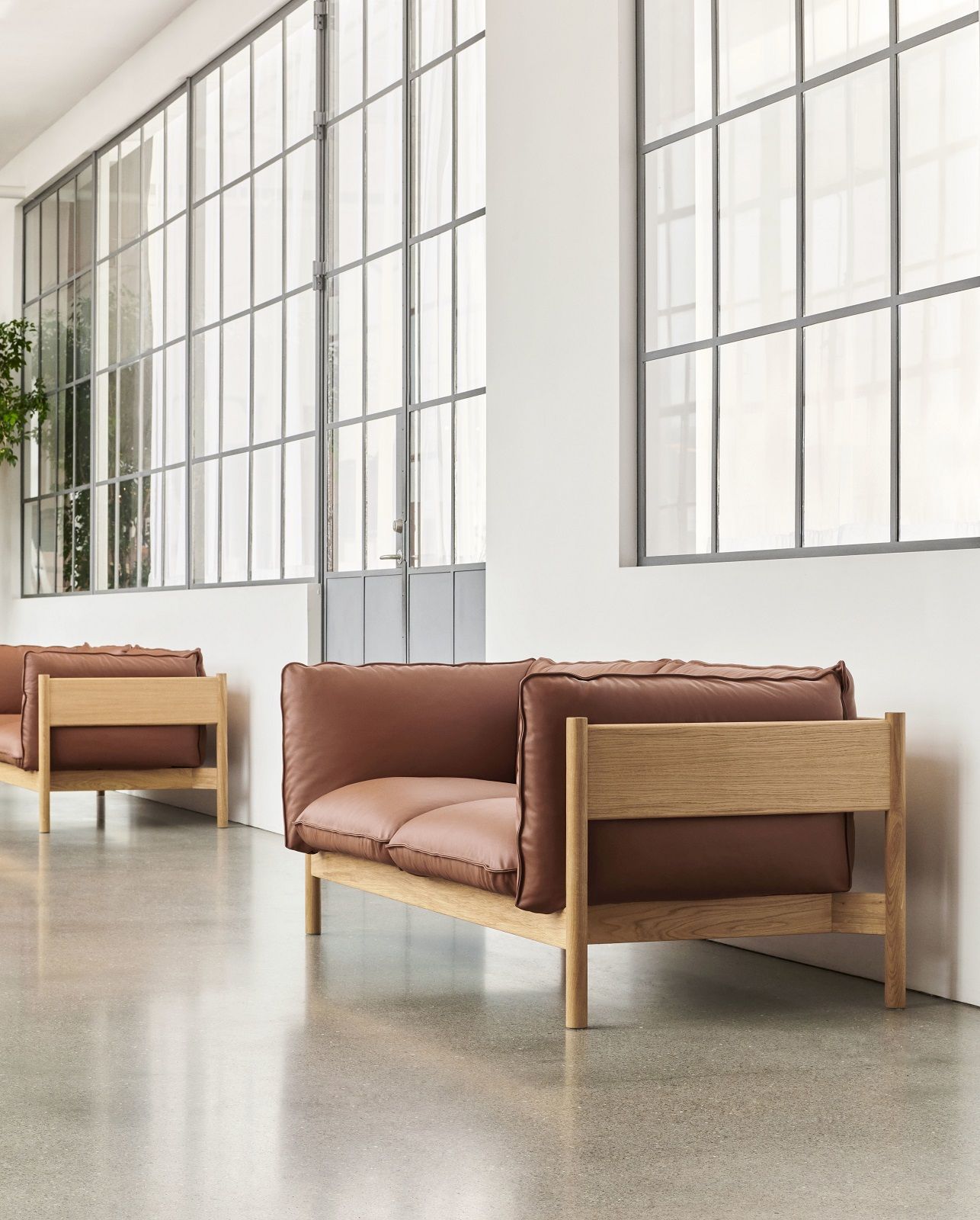 Arbour Eco Sofa von Hay, 2-Sitzer in braunem Leder und hellem Holzgestell. Modernes Design.