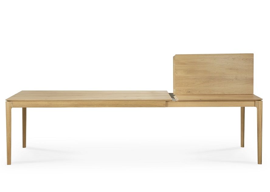 Bok Esstisch aus Eiche, ausziehbar, rechteckig, mit ausgezogener Tischplatte. Modernes Design.