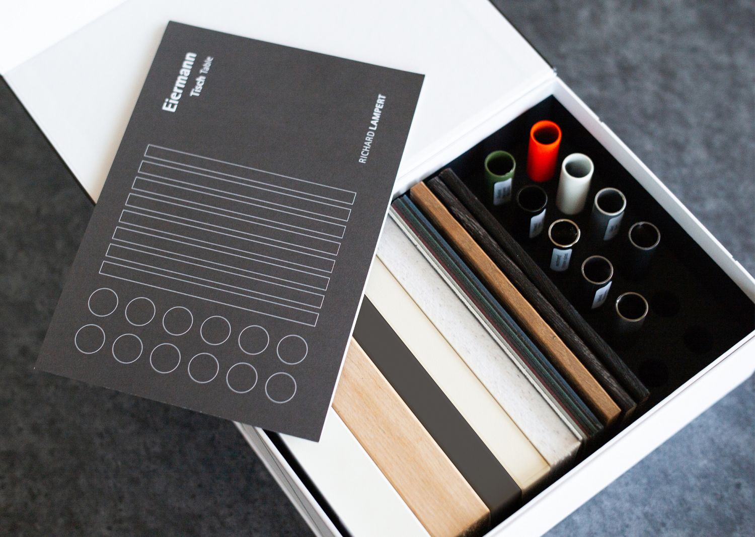 Eiermann Tisch Musterbox von Richard Lampert mit Materialproben und Farbmustern für Tischgestelle.