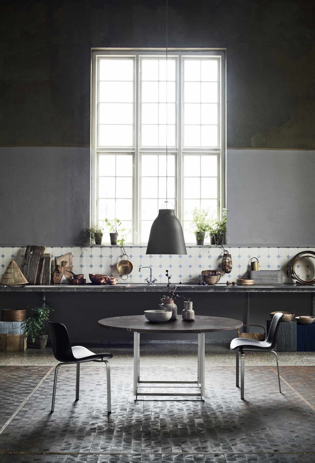 Schwarzer PK8 Stuhl von Fritz Hansen am Esstisch in einer modernen Küche.