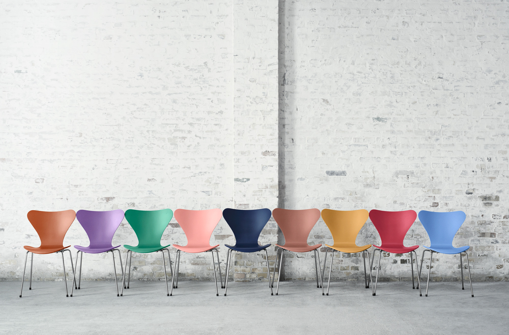 Siebener / Serie Stuhl 3107 WEISS LACKIERT / Gestell VERCHROMT Fritz Hansen EINZELSTÜCKE