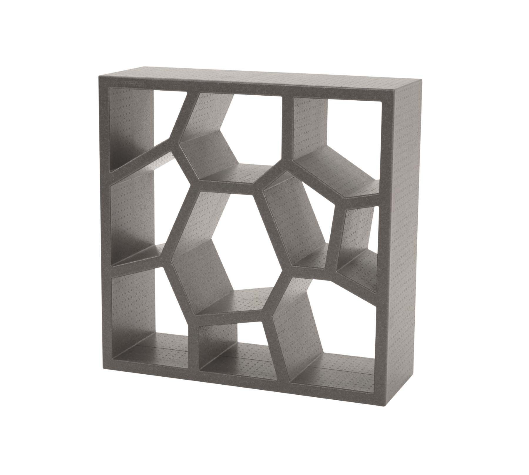 Opus Incertum Regal von Casamania Horm, graues modulares Wandregal mit geometrischen Fächern.