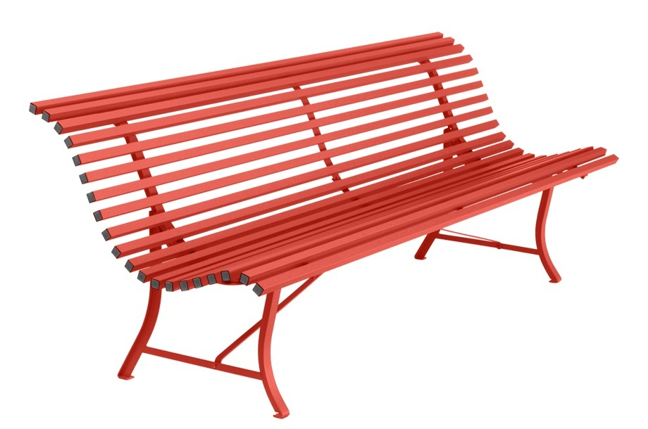 Rote Fermob Gartenbank Louisiane aus Metall mit Lattenrost und geschwungenen Beinen für den Außenbereich.