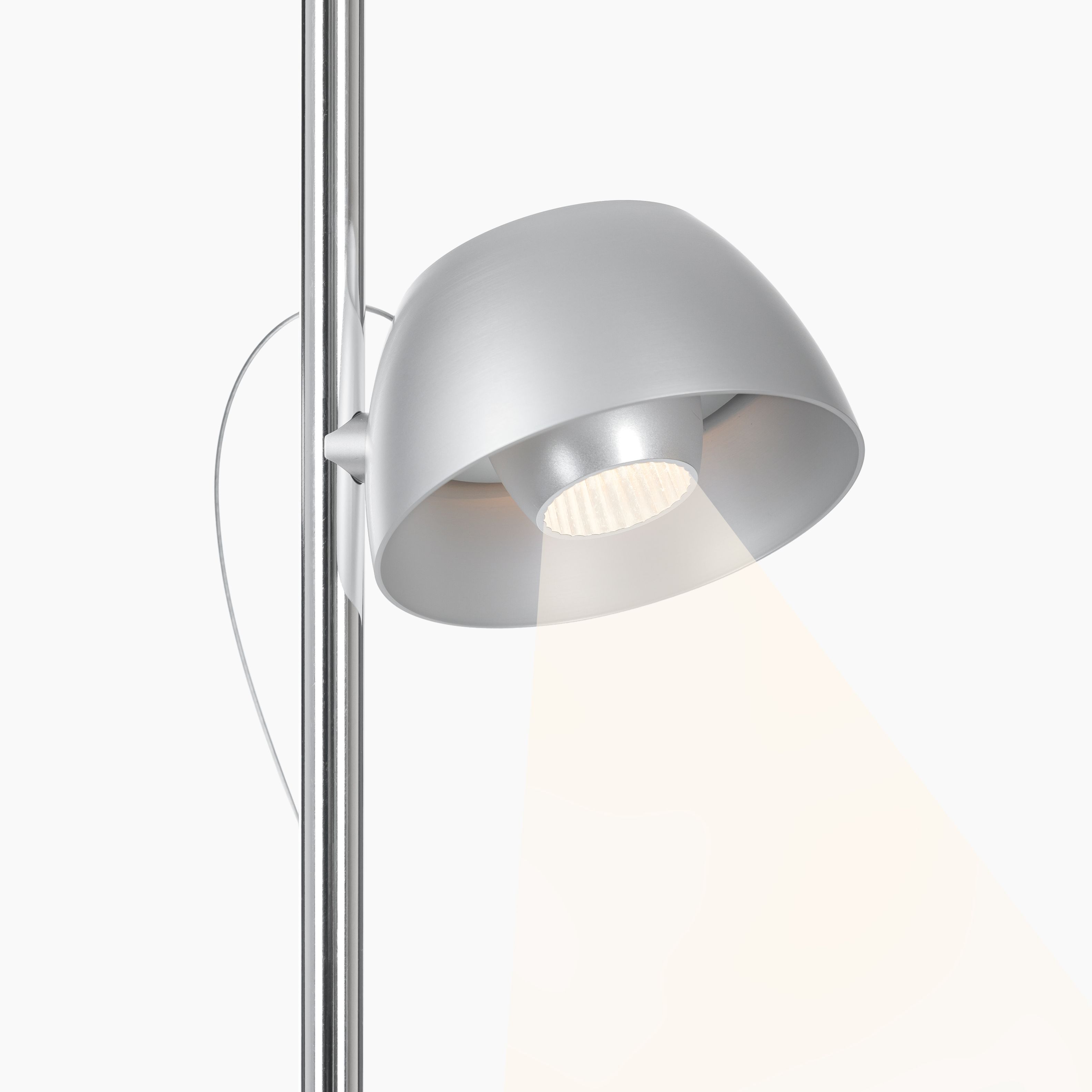 Silberne Irio S Stehleuchte von Baltensweiler mit LED-Licht und verstellbarem Lampenkopf.