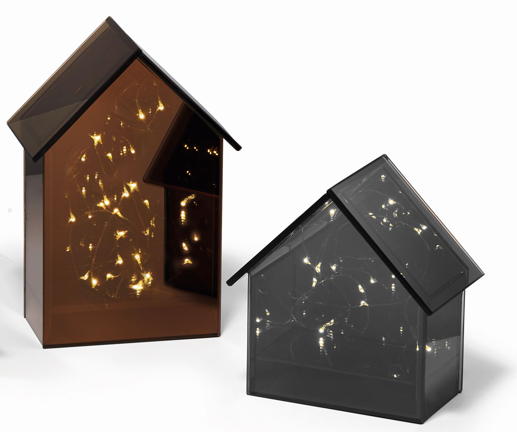 Zwei dekorative Leuchthäuser Philippi, braun und schwarz, mit warmweißen Lichterketten für stimmungsvolle Beleuchtung.