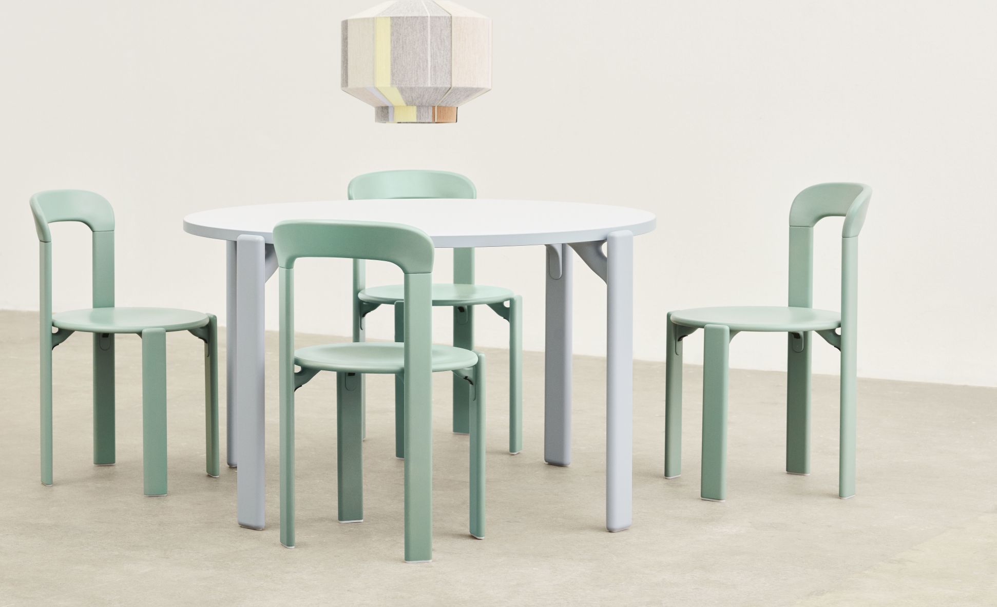 Runder Rey Table Tisch von Hay mit Stühlen in Grün und Elfenbein.