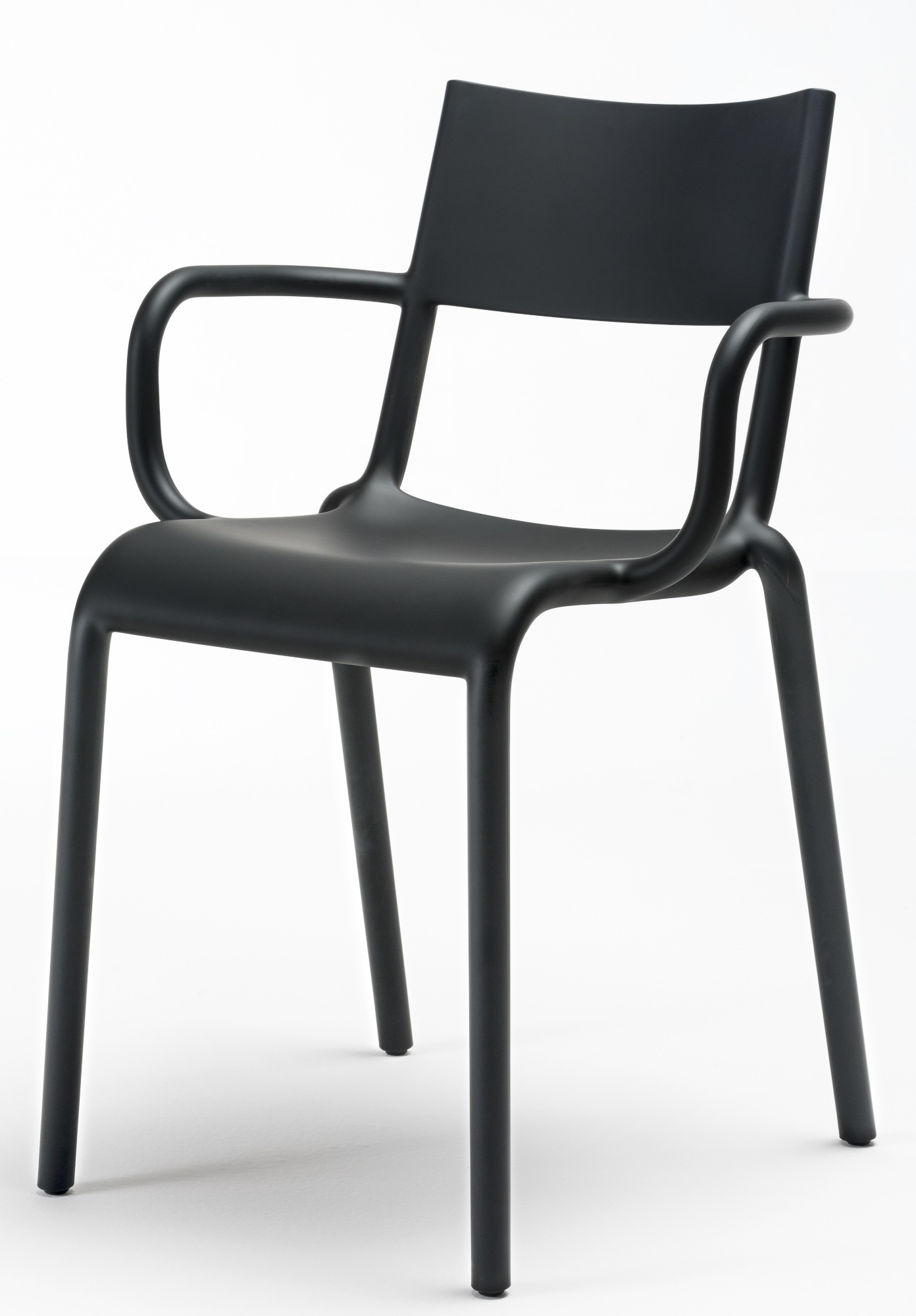 Schwarzer Generic A Stuhl mit Armlehnen, moderner Designstuhl für Esszimmer und Wohnbereich.