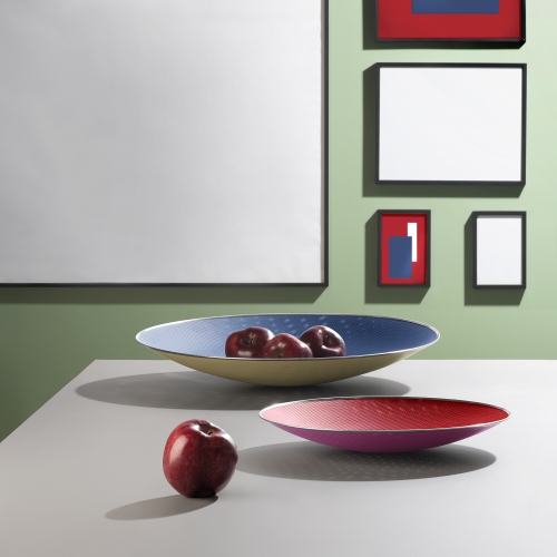Alessi Cohncave Schale in Rot und Violett, moderne Designschale für Obst oder Dekoration.