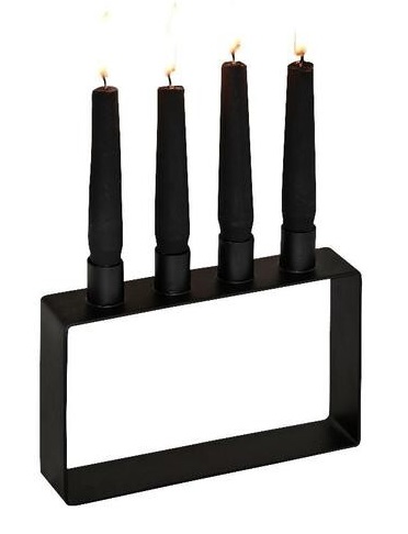 Schwarzer Frame Kerzenhalter mit vier brennenden, schwarzen Kerzen. Moderner, minimalistischer Kerzenständer für stimmungsvolle Beleuchtung.