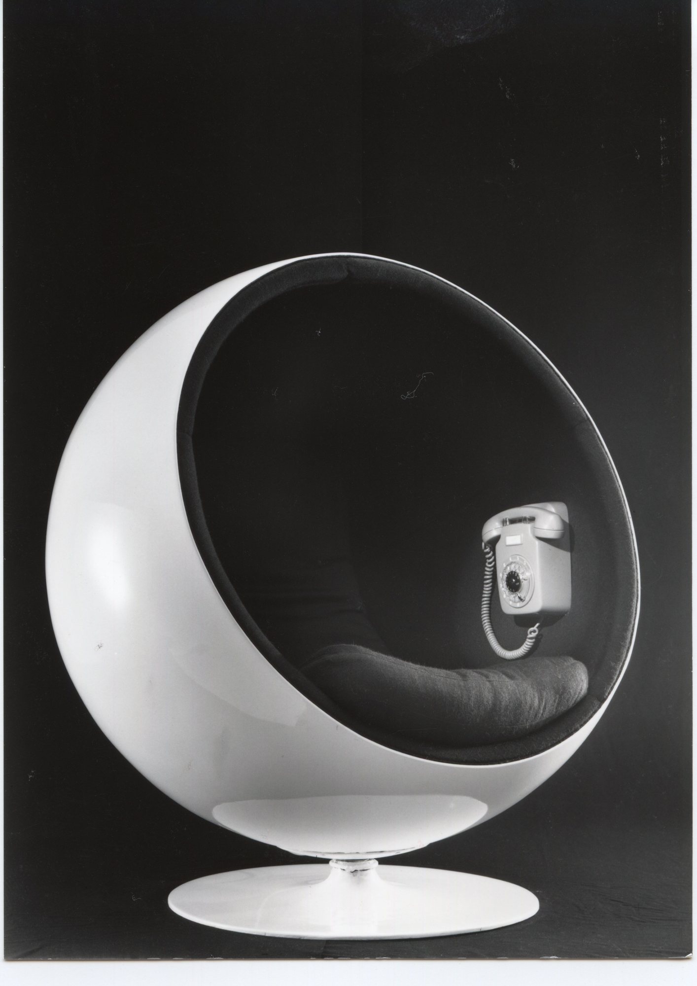 Grauer Ball Chair Sessel von Eero Aarnio Originals mit Telefon im Inneren. Designklassiker.