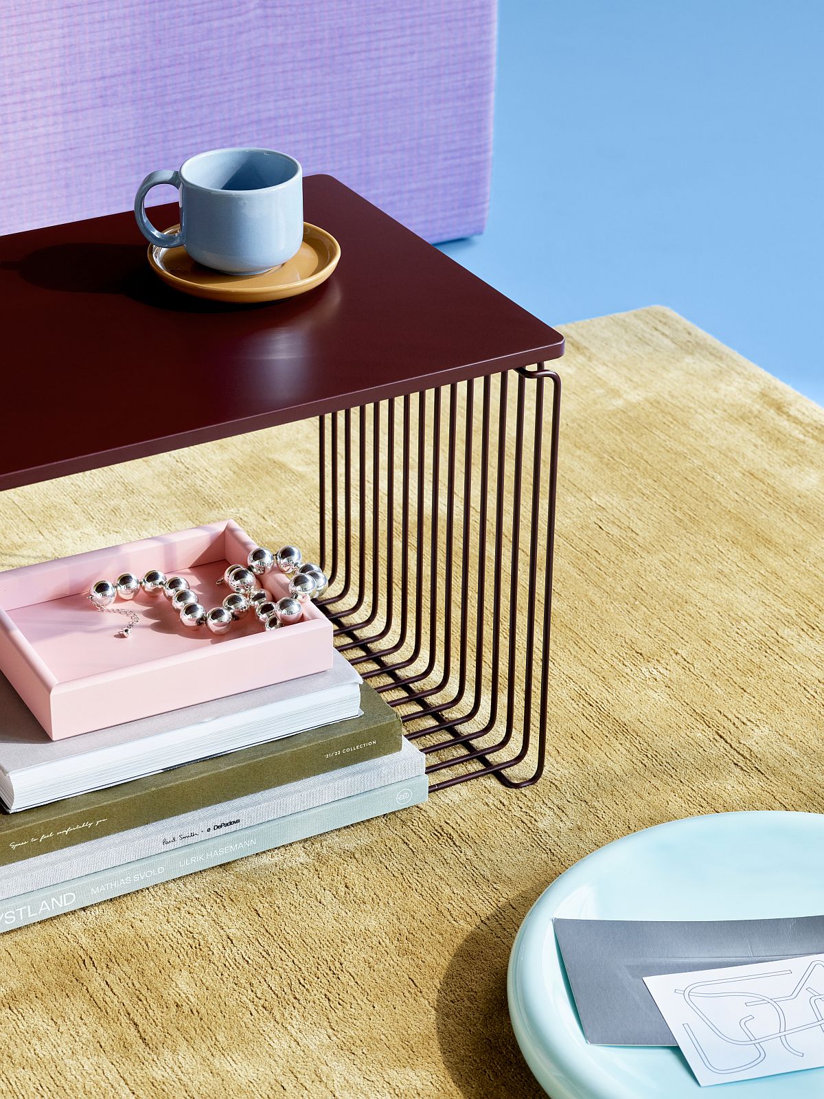 Nahaufnahme der Panton Wire Abdeckplatte B 70 cm von Montana in dunklem Rotbraun. Designermöbel für stilvolle Wohnräume.