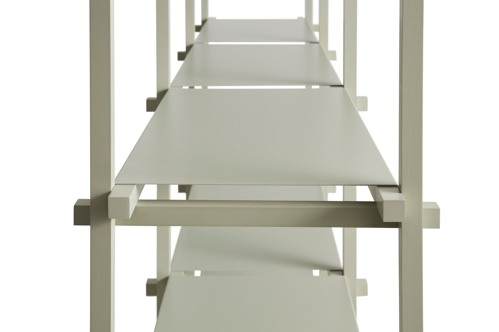 Detailaufnahme des hellgrauen Woody Regals von Hay, ein modernes Holzregal für Wohnzimmer und Büro.