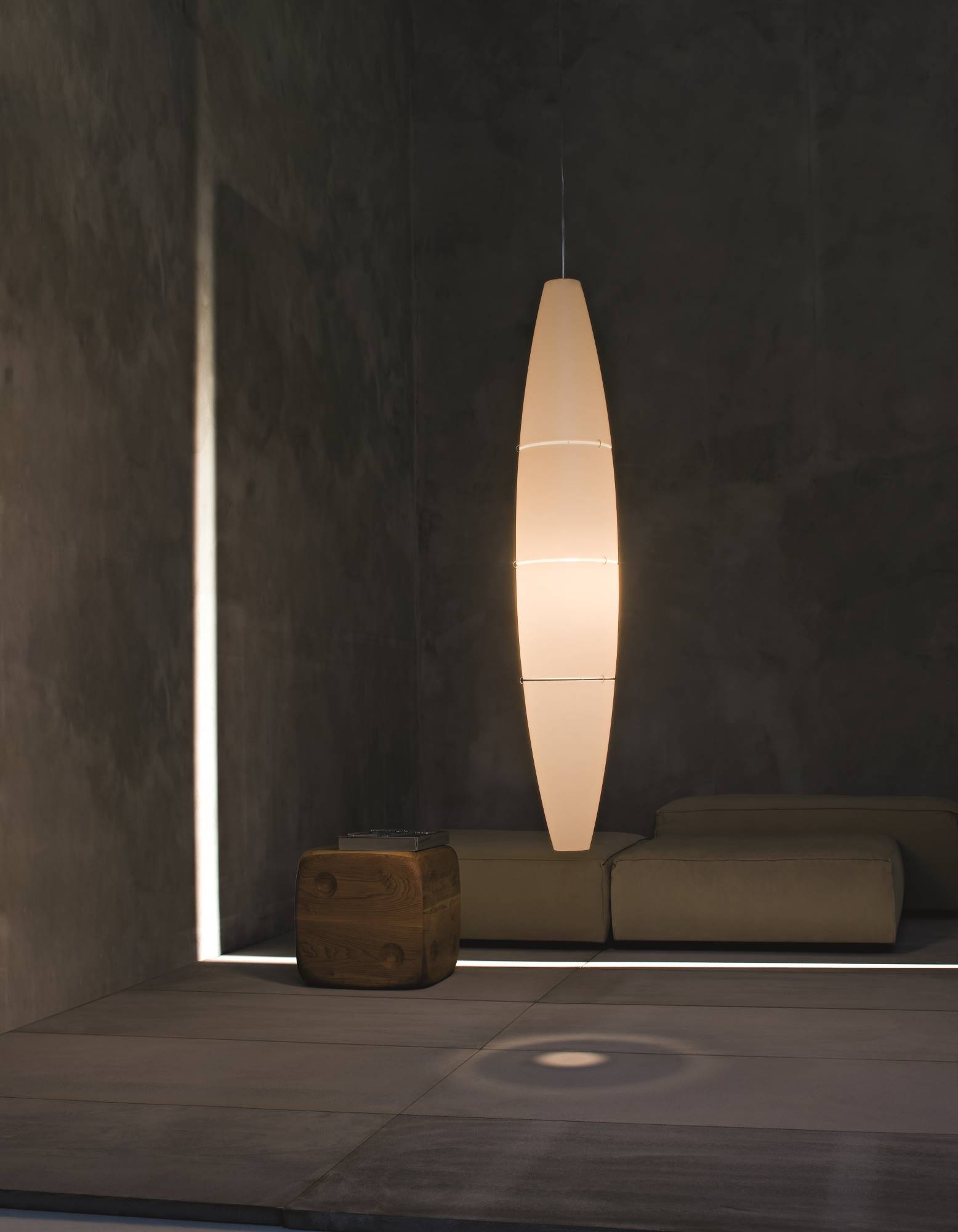 Havana Hängeleuchte von Foscarini: Elegante, längliche Pendelleuchte in hellem Farbton, wirft warmes Licht.